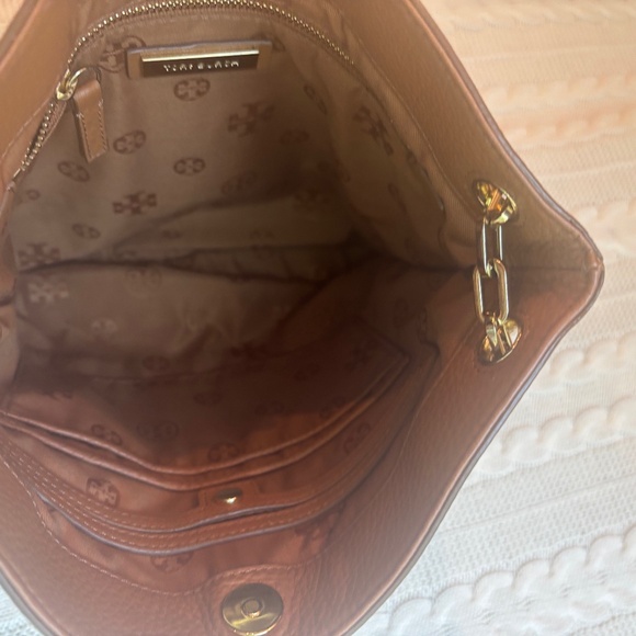 Rare find! Tory Burch Bucket Bag - Picture 4 of 8